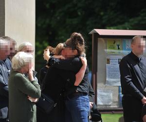 Policjant Arkadiusz zginął tragicznie.  Przez huk salwy na pogrzebie przedarł się łamiący serce szloch