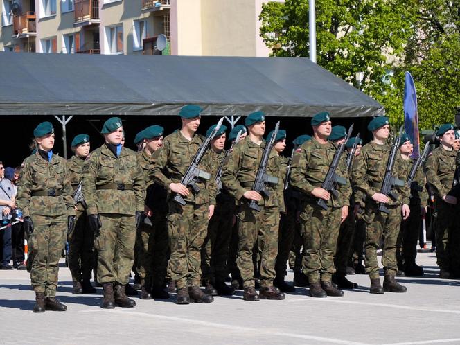 Ponad stu żołnierzy na Placu Solidarności w Olsztynie. Złożyli uroczystą przysięgę [ZDJĘCIA]