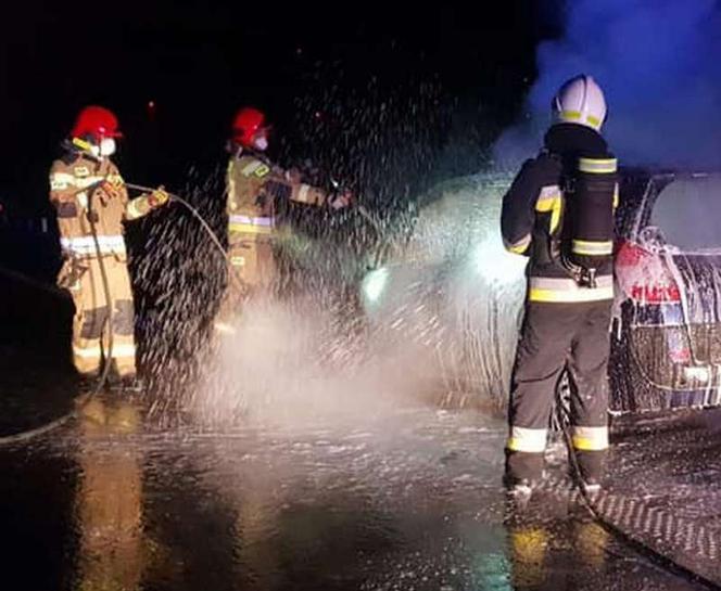 Na drodze krajowej nr 6 spłonęło auto