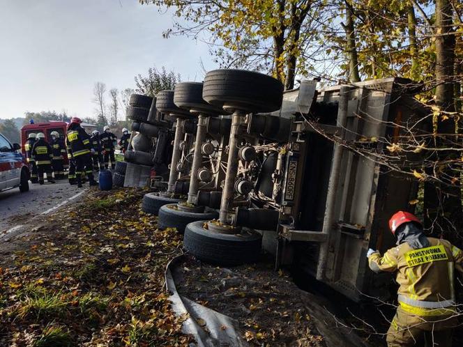 Ciężarówka wylądowała na boku! GROŹNY incydent w Trzycierzu