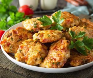 Kotlety drobiowe jak złoto! Patent na resztki pieczonego kurczaka, który pokochasz