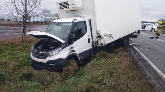 Tragiczny wypadek pod Lesznem. Przód osobówki został kompletnie zmiażdżony. Strażacy wycinali z wraku poszkodowaną