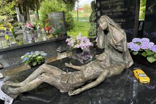 Wielkie zmiany na grobie syna Sylwii Peretti. Niewiarygodne, co się stało z pomnikiem Patryka