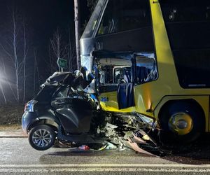 Autobus zderzył się z osobówką. Jedna osoba nie żyje. Tragiczna noc na Podlasiu