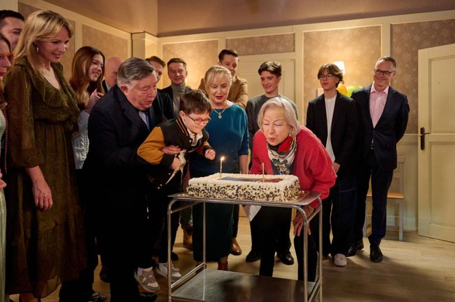 Na Wspólnej, odc. 4000. Maria (Bożena Dykiel), Włodek (Mieczysław Hryniewicz), Roża (Halina Rasiakówna), Franek (Nathan Czyżewski), Damian (Waldemar Błaszczyk), Kajtek (Mikołaj Szostek), Mania (Zuzanna Kaszuba), Żaneta (Anna Guzik)