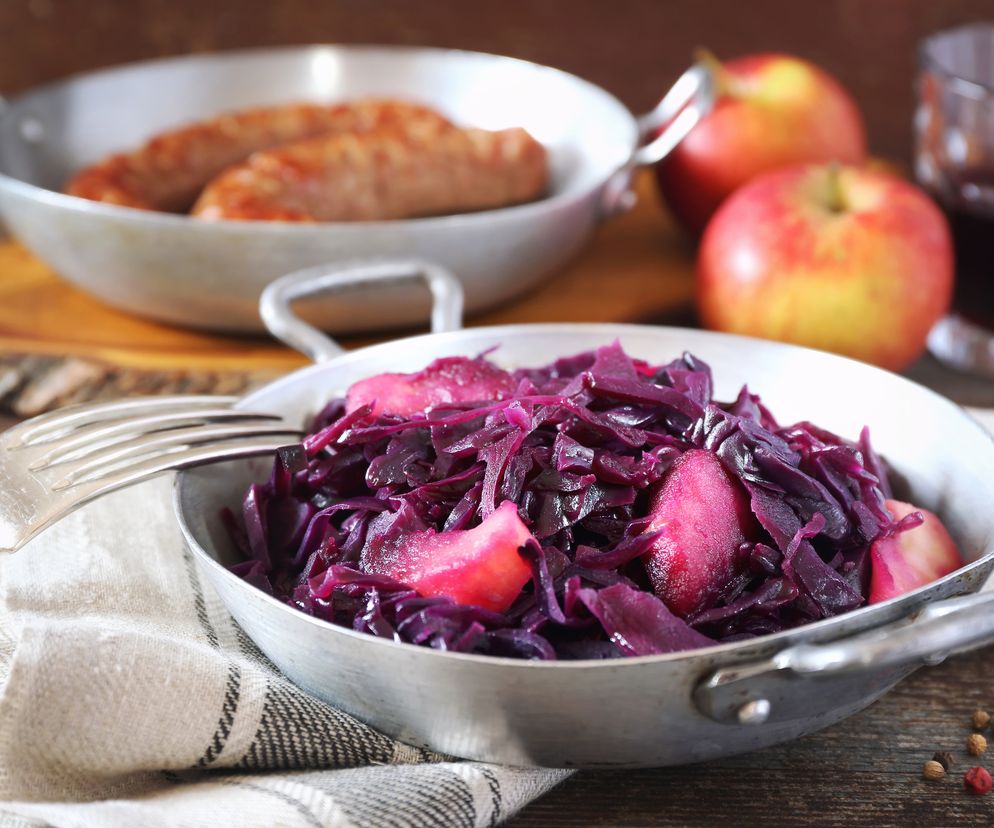 Czerwona kapusta duszona z jabłkiem: łatwy przepis