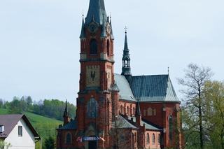 Wyjątkowy kościół na podkarpackiej wsi. Witraże wykonał bratanek Jana Matejki 