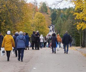 Tłumy na cmentarzu przy ul. Poprzecznej. Olsztynianie odwiedzają groby bliskich [ZDJĘCIA]