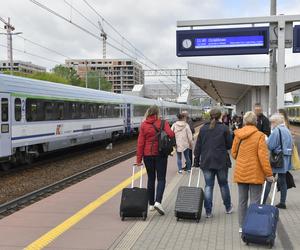  Niebezpieczny tłok na Gdańskim. Perony i schody zatłoczone do granic możliwości. „Tu się kiedyś ktoś zabije!”