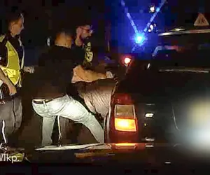 Policjanci wywlekli pijanego kierowcę z samochodu. Za 27-latkiem jechał policjant po służbie