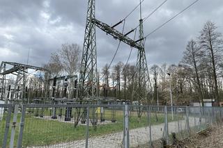 Horror na warszawskiej Białołęce. W budynku obok rozdzielni elektrycznej znaleziono ciało 70-latka