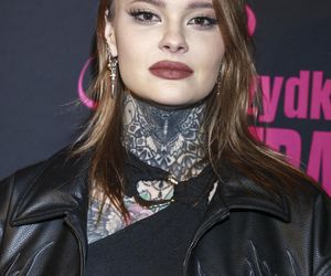 Monika Miller przyszła na premierę i się zaczęło. Tylko spójrzcie na jej nogi!