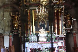 Ta małopolska wieś jest okryta sławą. Znajduje się w niej kościół poświęcony biskupowi