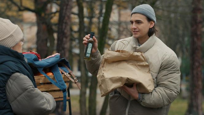 Barwy szczęścia, odcinek 3170. Sprzedawczyni (Jolanta Banak), Romeo (Jacek Tyszkiewicz)