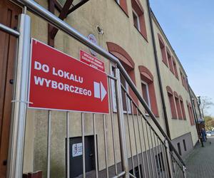 Wybory samorządowe 2024 w województwie pomorskim. Mieszkańcy wrzucają swoje głosy do urn