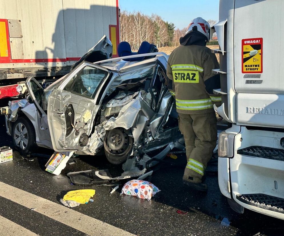 Wstrząsający wypadek pod Żyrardowem. Skoda zmiażdżona między dwoma tirami