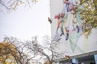 „Dziękujemy” na wieżowcu we Wrocławiu dla służb i wolontariuszy