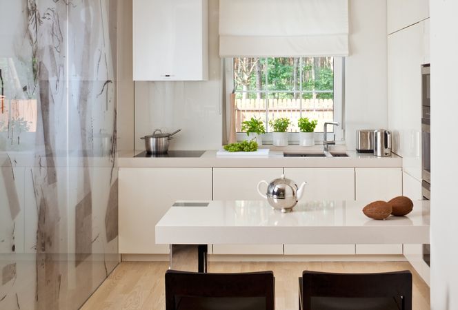 6 porad: Jak optycznie powiększyć małą kuchnię? Płytki i kolory do małej kuchni