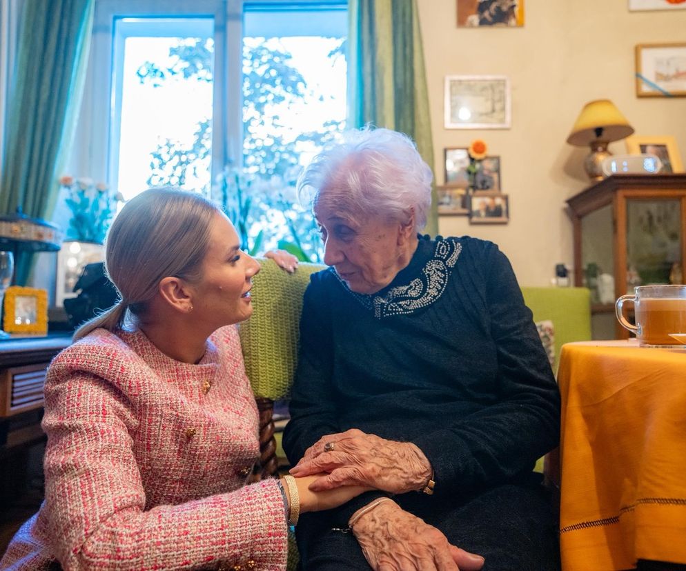 Marta Nawrocka odwiedziła uczestniczkę Powstania Warszawskiego. Poruszające zdjęcie trafiło do sieci. 
