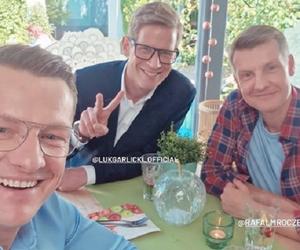 	M jak miłość po wakacjach 2023. Piotrek (Marcin Mroczek), Paweł (Rafał Mroczek), nowy bohater Artur Nowakowski (Łukasz Garlicki)