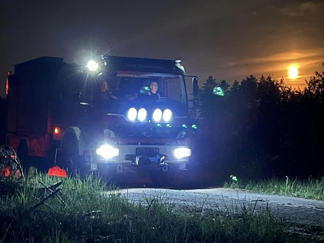 Tajemniczy obiekt spadł na poligonie pod Szczytnem? Nocna akcja policji i strażaków