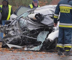 Po uderzeniu w drzewo, z auta wypadł silnik. Kierowca nie miał szans. Zginął na miejscu