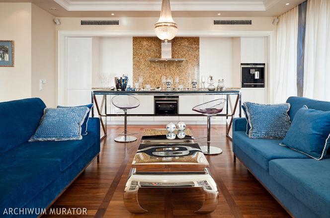 Niebieskie sofy w salonie w stylu nowojorskim