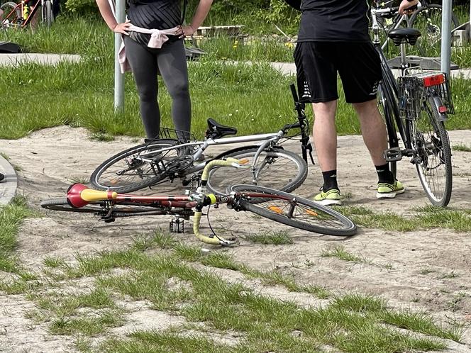 Czołowe zderzenie rowerzystów w Warszawie. Cyklista trafił do szpitala