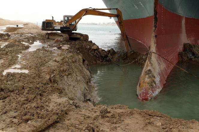 Próba uratowania kontenerowca na Kanale Sueskim