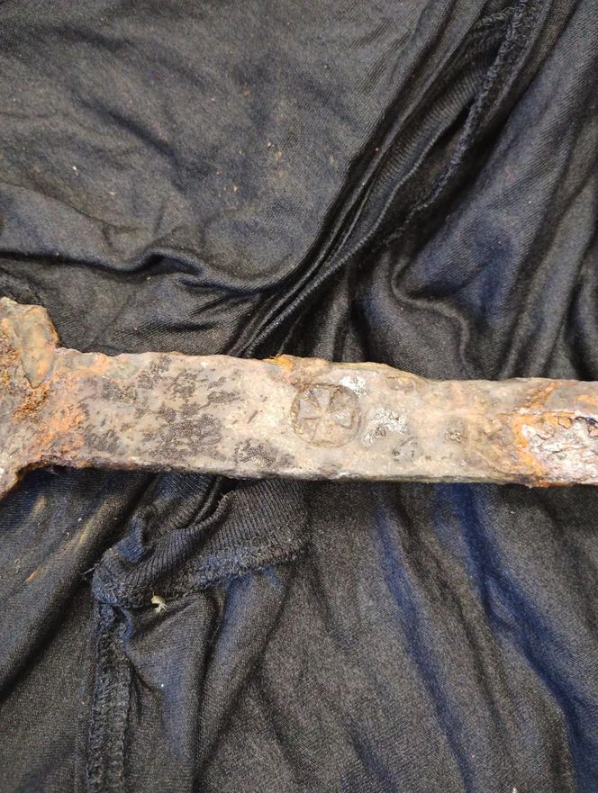 Sensacyjne znalezisko w Wiśle! Wędkarz wyłowił średniowieczny miecz