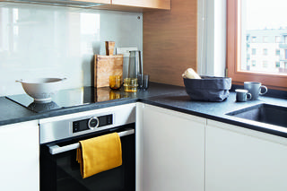 Kuchnia biała z drewnem. Inspiracje