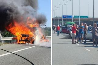 Pożar samochodu na A1. Kierowcy wyszli z aut na jezdnię