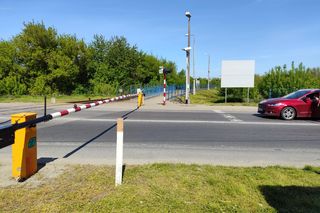 Tego czerwonego światła nie można lekceważyć! Jak w majówkę zachować się na przejeździe kolejowym?