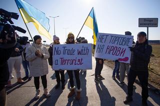 Koroszczyn: Tiry utkneły na granicy. Trwa protest przeciwko handlowaniu UE z Rosją i Białorusią