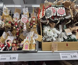 Lato się kończy, a w sklepach już święta Bożego Narodzenia. Klienci w szoku. To przesada!