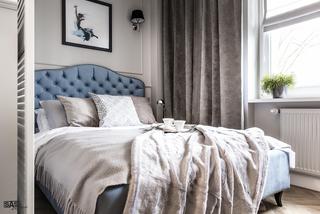 Aranżacja sypialni z niebieskim łóżkiem