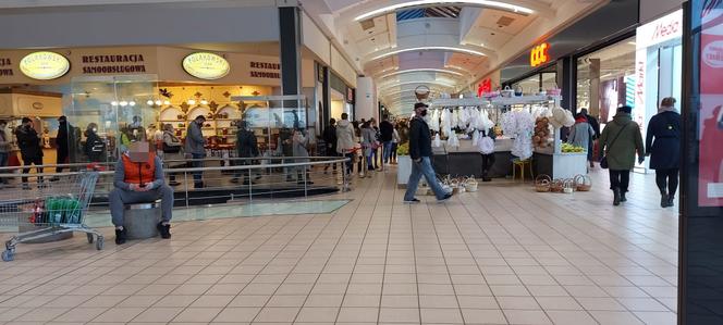 Krakowianie rzucili się na zakupy w ostatni dzień przed lockdownem. Tłumy w galeriach!