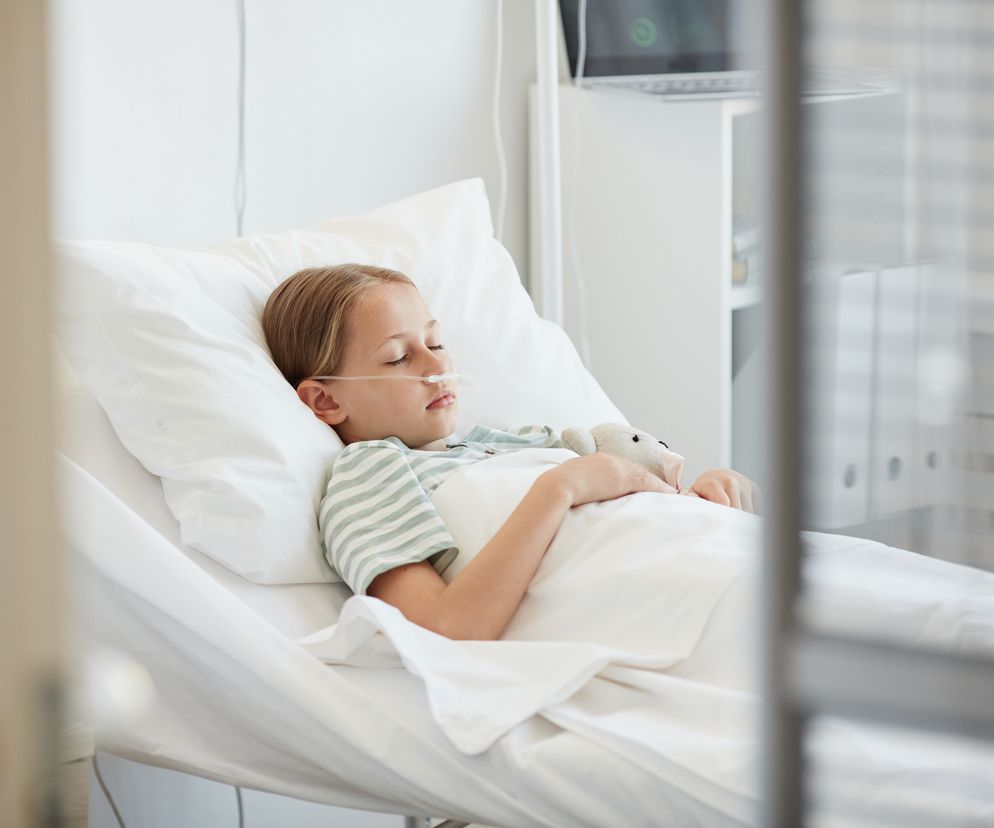 Zespół Reye'a najczęściej występuje u dzieci, które w czasie infekcji przyjmowały salicylany. Jakie są objawy zespołu Reye'a? Na czym polega leczenie?