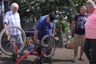 Rolnicy. Podlasie. Gienek z Plutycz wywrócił się na rowerze. Nowa koszula!