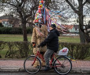 Gonili dziewczęta, straszyli dzieci i pożegnali stary rok. Brodacze ze Sławatycz gotowi na 2023 rok!