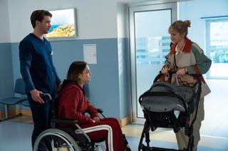 Na dobre i na złe, odc. 890: Tadek (Marcin Urbanke), Gloria (Aleksandra Grabowska), Mojżesz (Lockey Ndhlovu), Martyna (Anna Głosek)