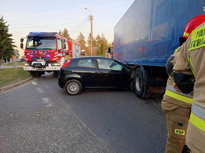 Wypadek w Skórcu, osobówka wbiła się pod ciężarówkę