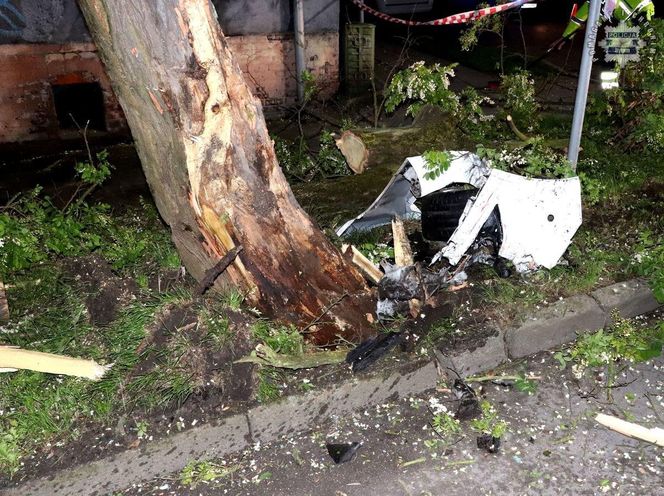 Bytom. 44-latek roztrzaskał auto na drzewie. Ford został zmiażdżony