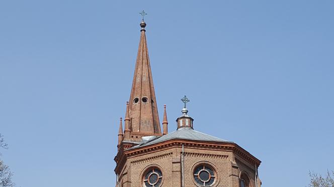 Silny wiatr uszkodził dach kościoła na pl. Wolności w Bydgoszczy. Konieczna była interwencja strażaków [ZDJĘCIA]