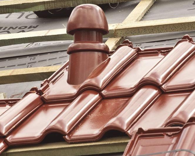 Dachówki funkcyjne wykonane z tego samego materiału co podstawowe pozwalają estetycznie wykończyć dach