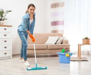 Zamiast do ciasta dodaj pół łyżeczki tego do wody i umyj podłogę. Wystarczy jedno pociągnięcie mopem, a parkiet zalśni czystością bez smug. Mycie podłóg