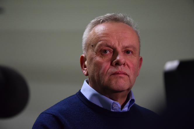 MIROSLAW KARAPYTA W SADZIE 