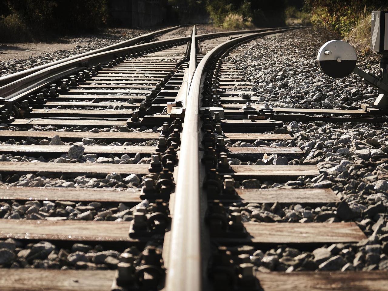 Tragedia na torach. Pociąg uderzył w 67-latka, mężczyzna zginął na miejscu