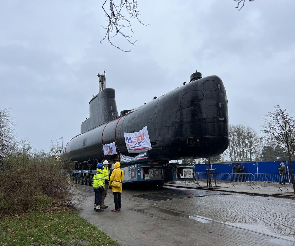 Widowiskowy przejazd Sokoła w Gdyni. Te zdjęcia zapierają dech w piersiach!