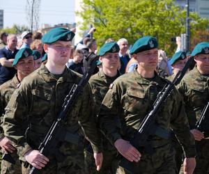 Ponad stu żołnierzy na Placu Solidarności w Olsztynie. Złożyli uroczystą przysięgę [ZDJĘCIA]